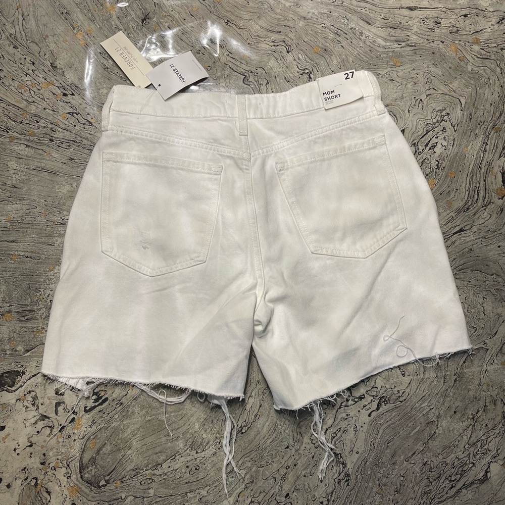 New Women’s white denim Jean 
shorts size 27
Mom shorts 
High rise relaxed - Picture 4 of 9